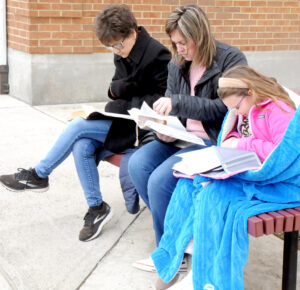 Mona Bethany and Daughter Read